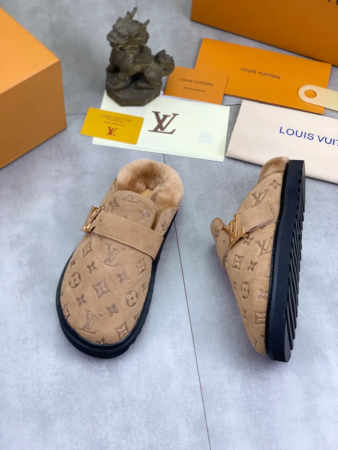 Men's Men's Shoes P480 New Couple Style LV Louis Vuitton L Family Donkey Brand Latest Easy Series Birkenstock Baotou Thick Sole Wool Slippers Sandals Original purchase, development and production This LV Easy sandal is made of suede cow leather, with Monogram pattern to highlight the trendy style. Adjustable straps with illuminated LV letters, flexible insoles and micro outsoles provide a light and comfortable experience. Exquisite packaging at the delivery counter 🛍📦 ▪️Fabric: Original custom imported first-layer cowhide ▪️Inner lining: Original customized warm wool lining ▪️Outsole: Original open-molded rubber foam material ▪️Sole thickness: 4CM ▪️Size: Men and women 35-45
